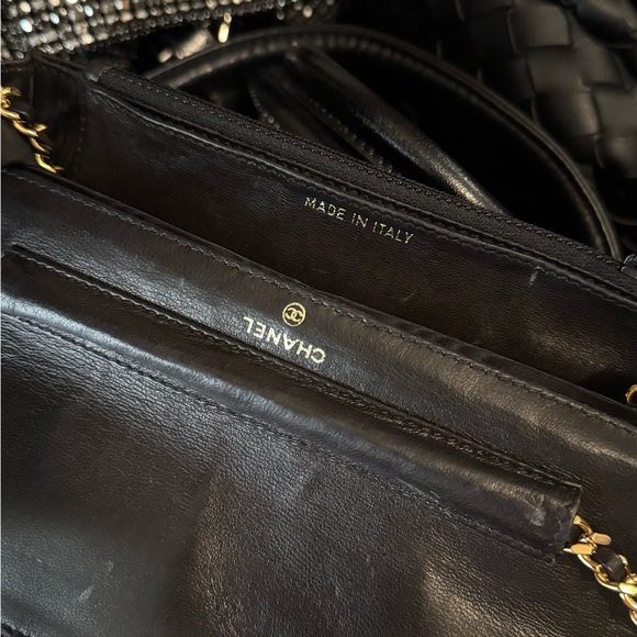 CHANEL Patent CC Wallet on Chain - Picture 6 of 6